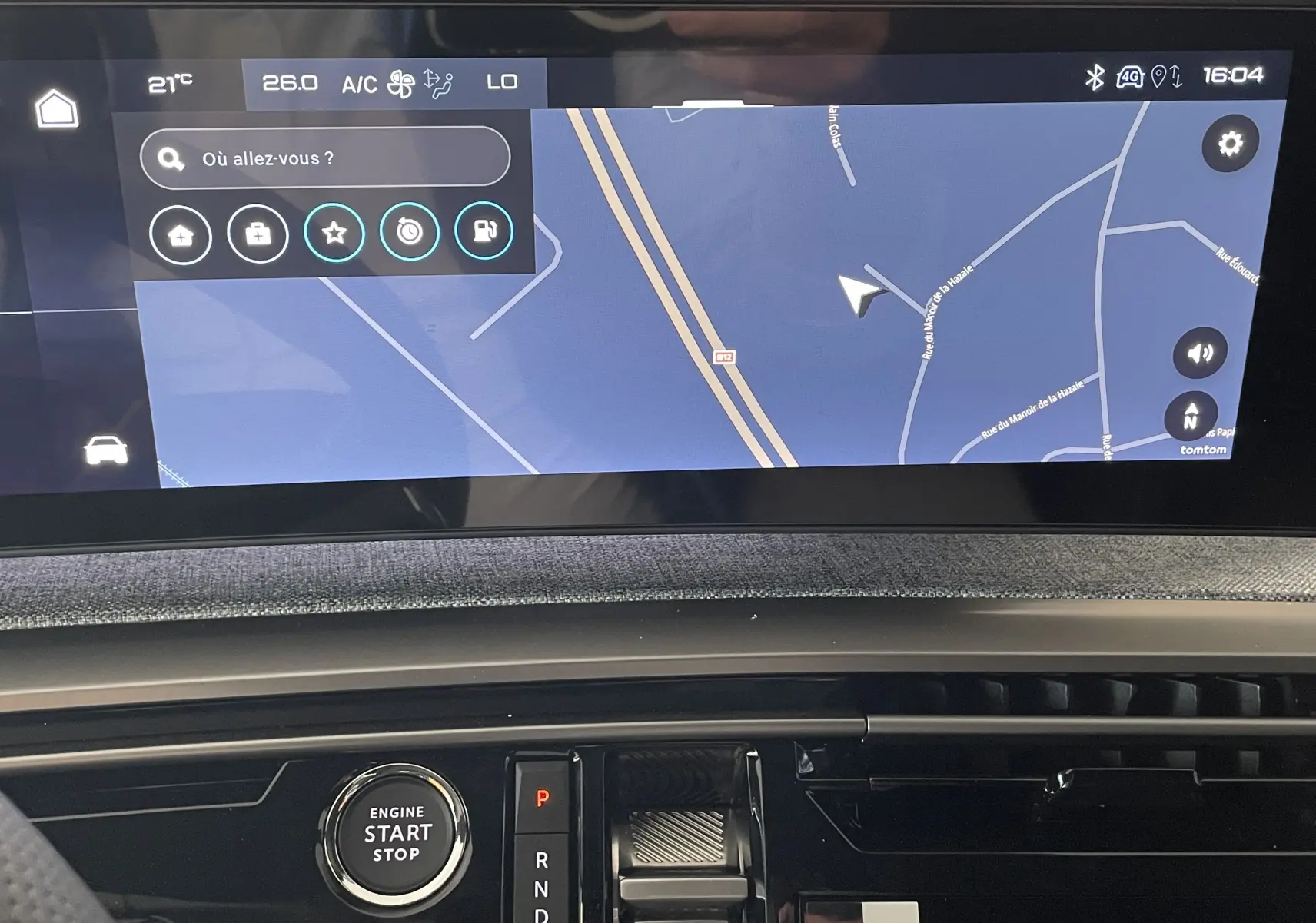 Écran central tactile du tableau de bord du Peugeot 3008 Hybrid 2026 affichant la navigation GPS en mode carte.
