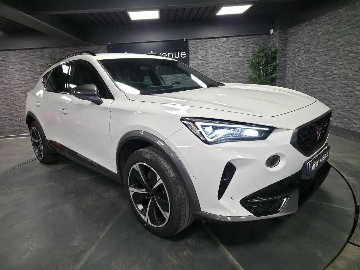 Vue 3/4 avant droite du CUPRA Formentor blanc avec jantes alliage 18 pouces et détails noirs contrastants.