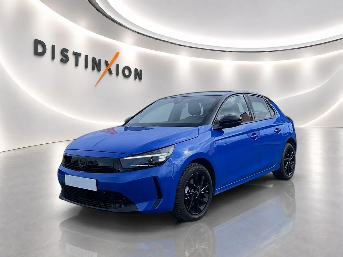 Opel Corsa bleu vue 3/4 avant droit avec jantes noires et toit noir dans un showroom lumineux.