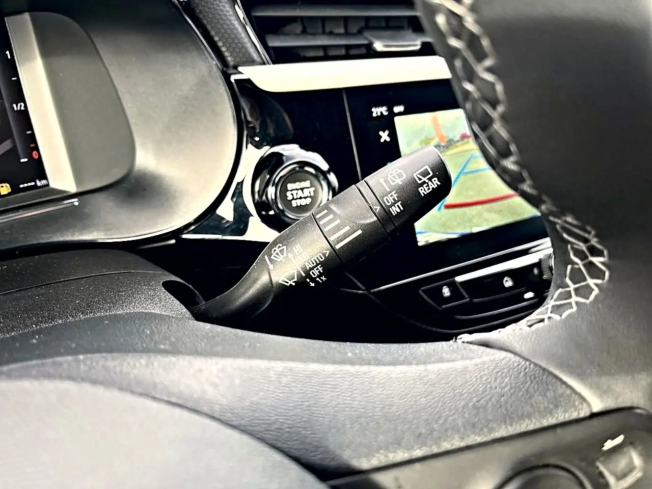 Gros plan sur la commande d’essuie-glace à gauche du volant dans l’habitacle noir de l’Opel Corsa 2025.