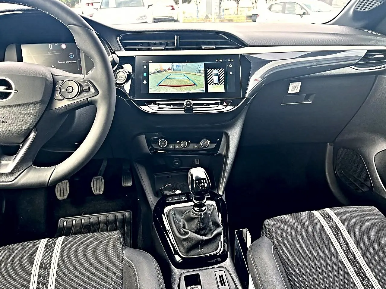 Vue intérieure avant de l’Opel Corsa 1.2 turbo 100 GS avec tableau de bord moderne, écran tactile et boîte manuelle.