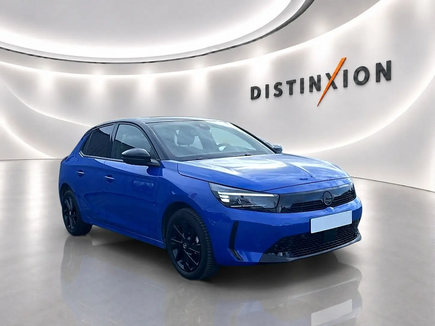 Opel Corsa 1.2 turbo 100 GS bleu en 3/4 avant avec jantes noires et calandre noire brillante.