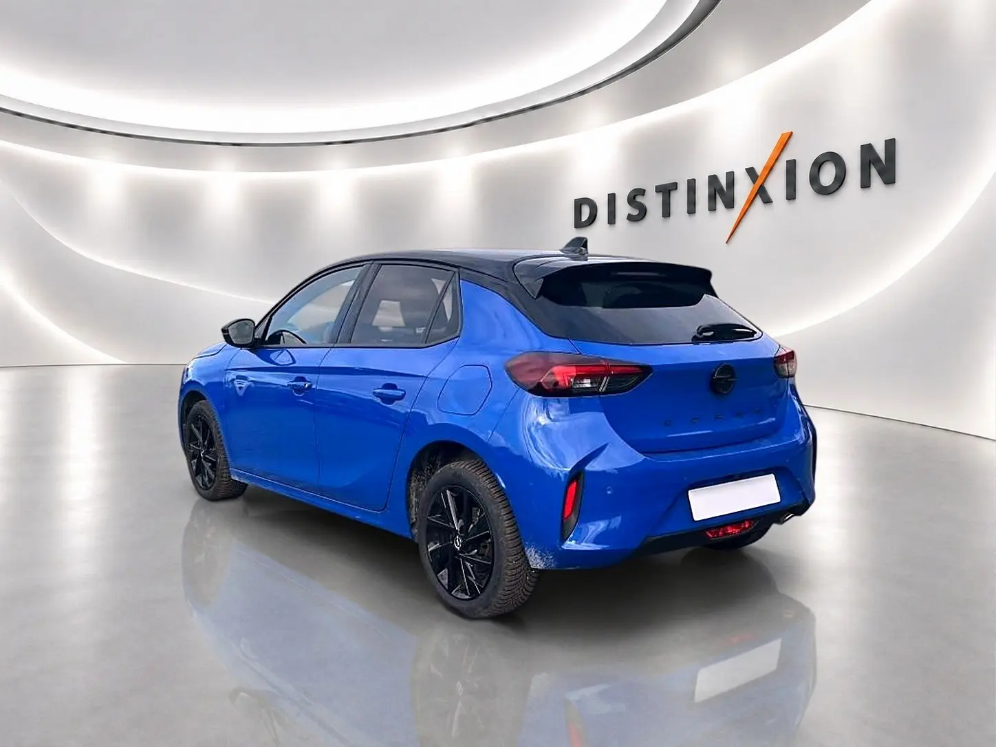 Opel Corsa 1.2 turbo 100 GS bleu vue 3/4 arrière droit avec toit noir et jantes alu noires.