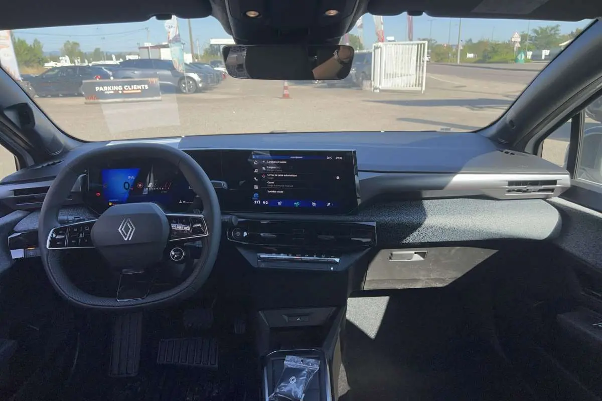Vue intérieure avant de la Renault Clio 6 TCE 115 EDC Techno Plus, tableau de bord moderne avec écran tactile central.