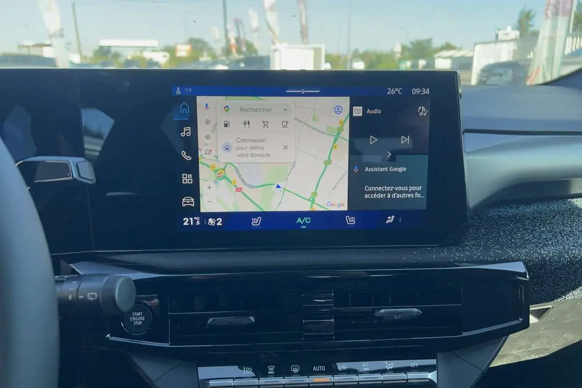 Vue intérieure du tableau de bord de la Renault Clio blanc glacier 2026, avec écran tactile affichant la navigation GPS.