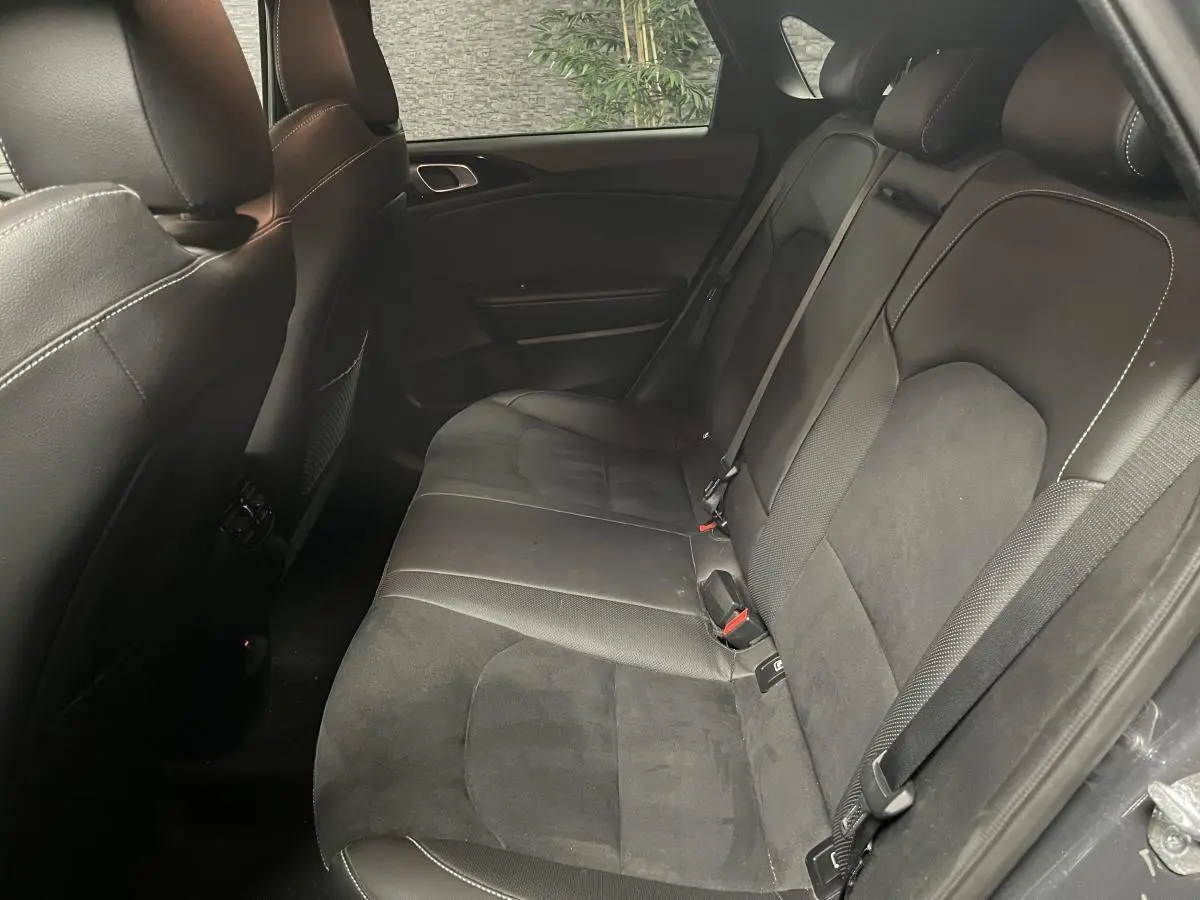 Banquette arrière en cuir noir avec surpiqûres blanches de la Kia Ceed GT Line Premium 2023, vue côté droit.