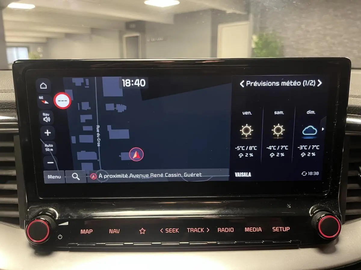 Écran tactile central 10,25" du Kia Ceed gris 2023 affichant navigation et prévisions météo.