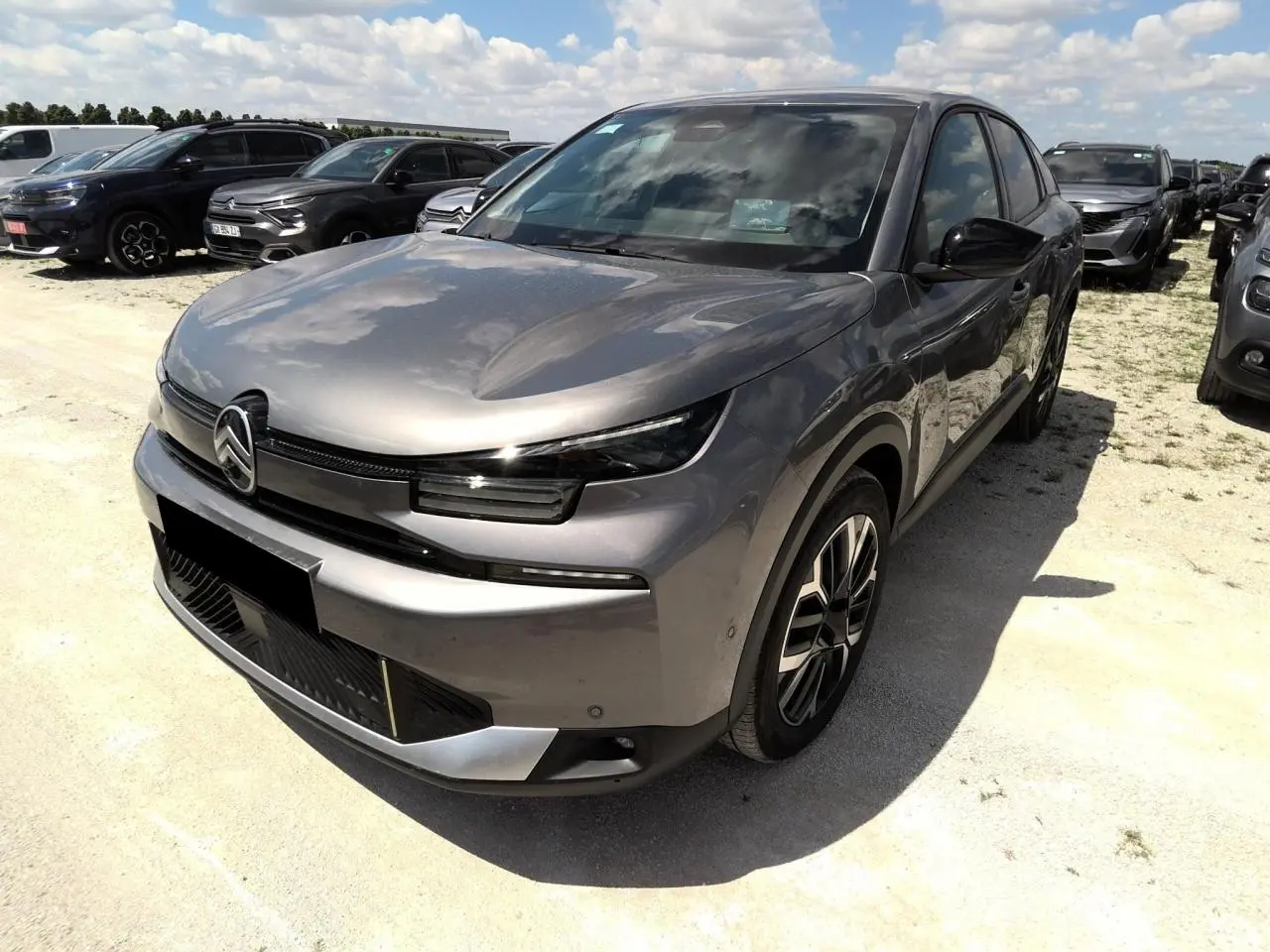 Citroën C4 Hybrid gris Mercury vue 3/4 avant droit, avec phares LED et jantes alliage 18 pouces.