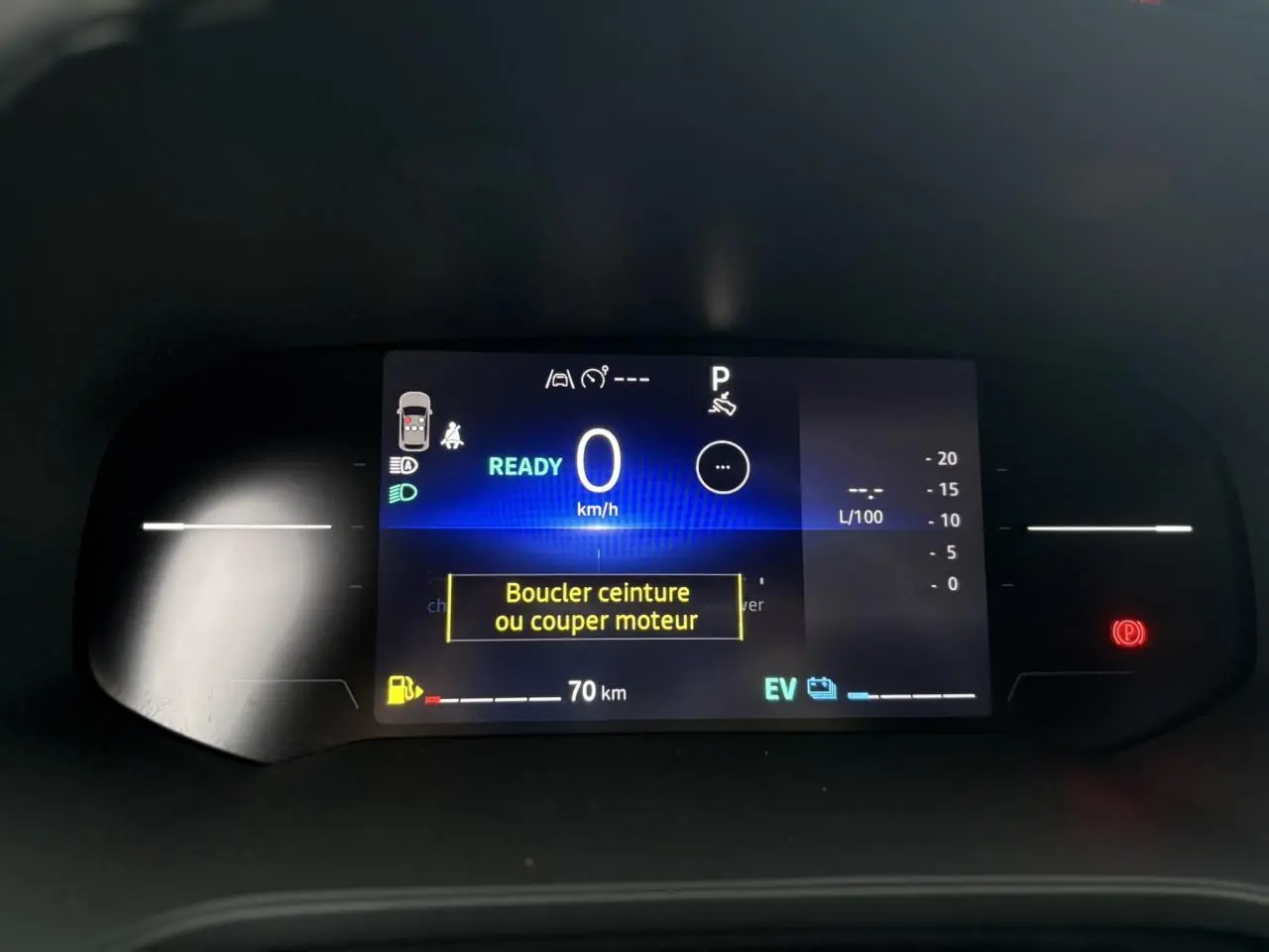 Tableau de bord numérique du Renault Captur 2025 affichant 0 km/h et avertissement de ceinture de sécurité.
