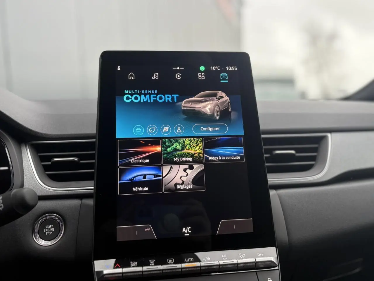 Vue rapprochée de l’écran tactile central du tableau de bord du Renault Captur 2025, affichant le mode Multi-Sense Comfort.