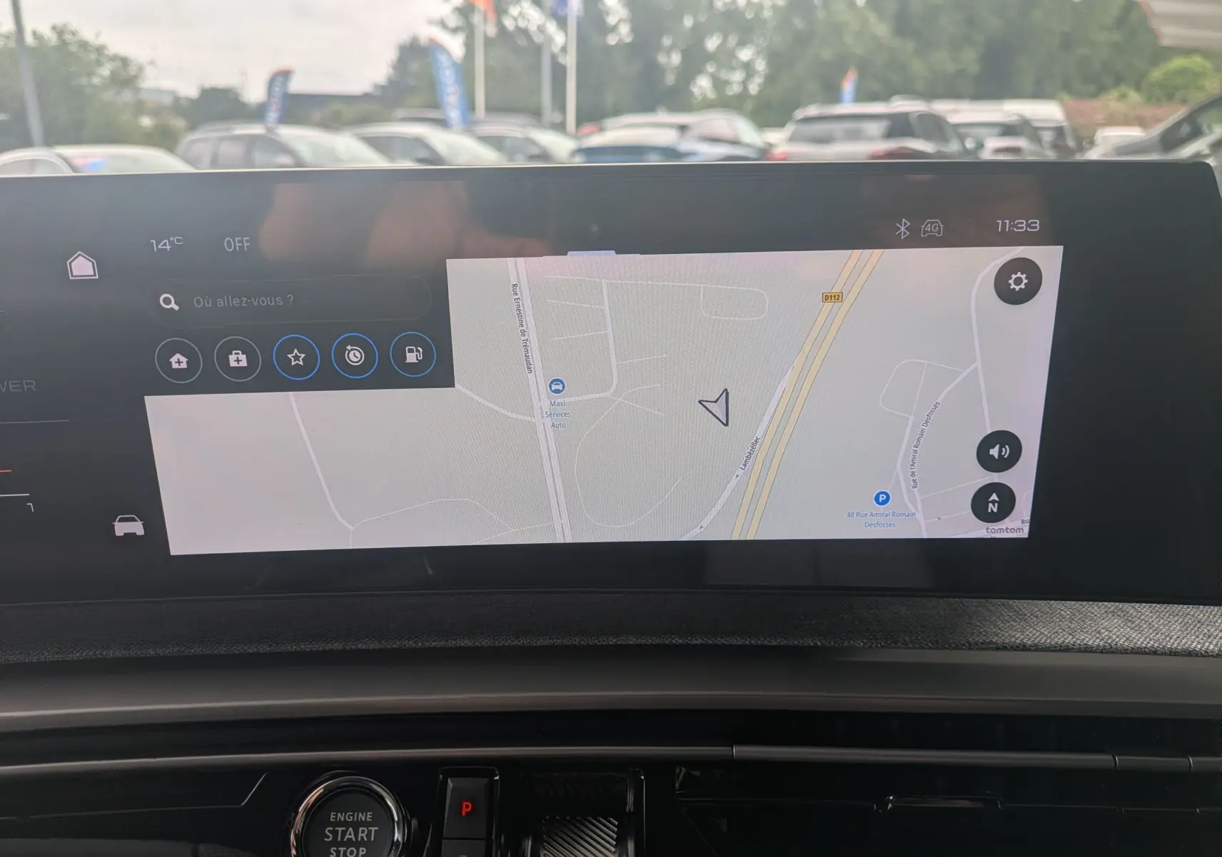 Vue intérieure du tableau de bord du Peugeot 3008 Hybrid 2026 avec écran GPS tactile affichant une carte de navigation.