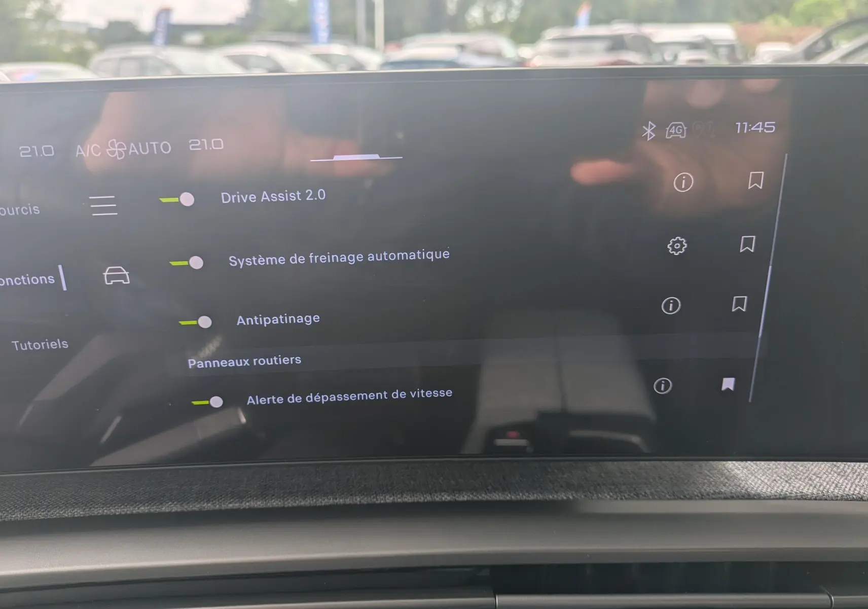 Écran tactile intérieur du Peugeot 3008 Hybrid 2026 affichant les options d’assistance à la conduite.