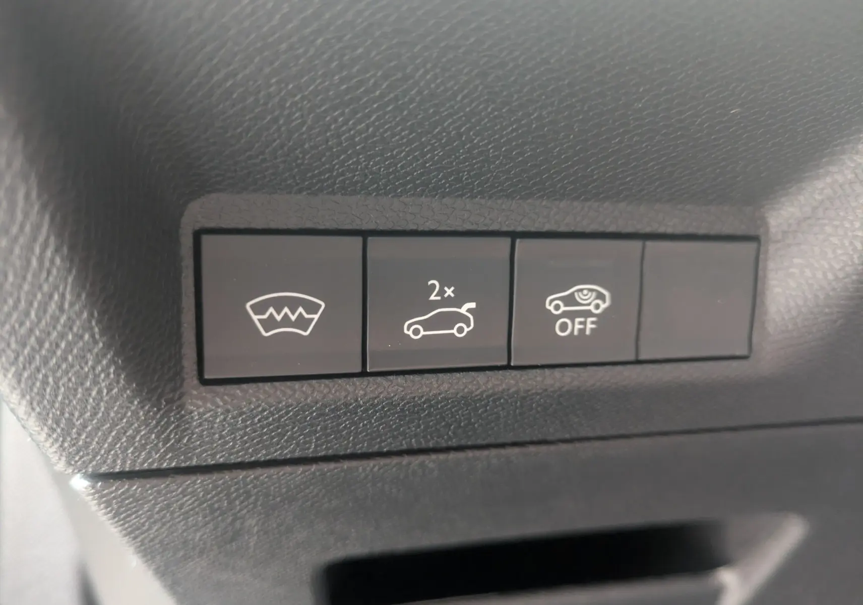 Vue intérieure frontale du poste de conduite du Peugeot 3008 Hybrid 145 GT Exclusive avec volant compact GT et écran large tactile.