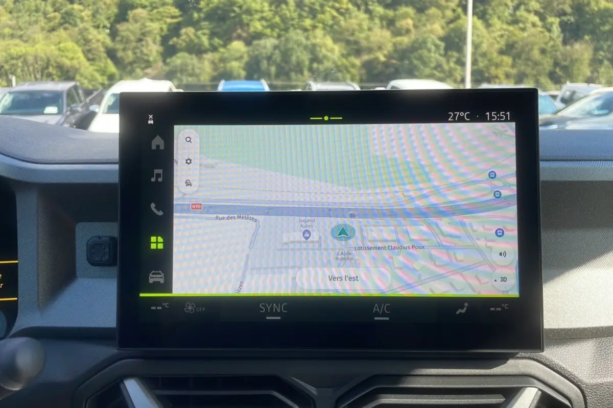 Écran tactile central affichant la navigation GPS dans l’habitacle du Dacia Bigster Hybrid 155 Journey City.