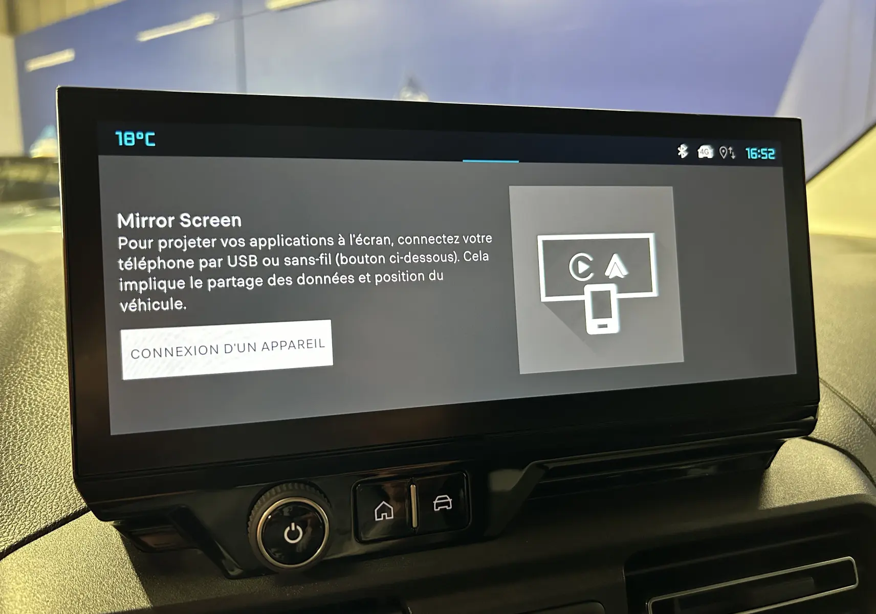 Écran tactile central du Citroën Berlingo Multispace gris acier, affichant l'interface Mirror Screen à 16h52.