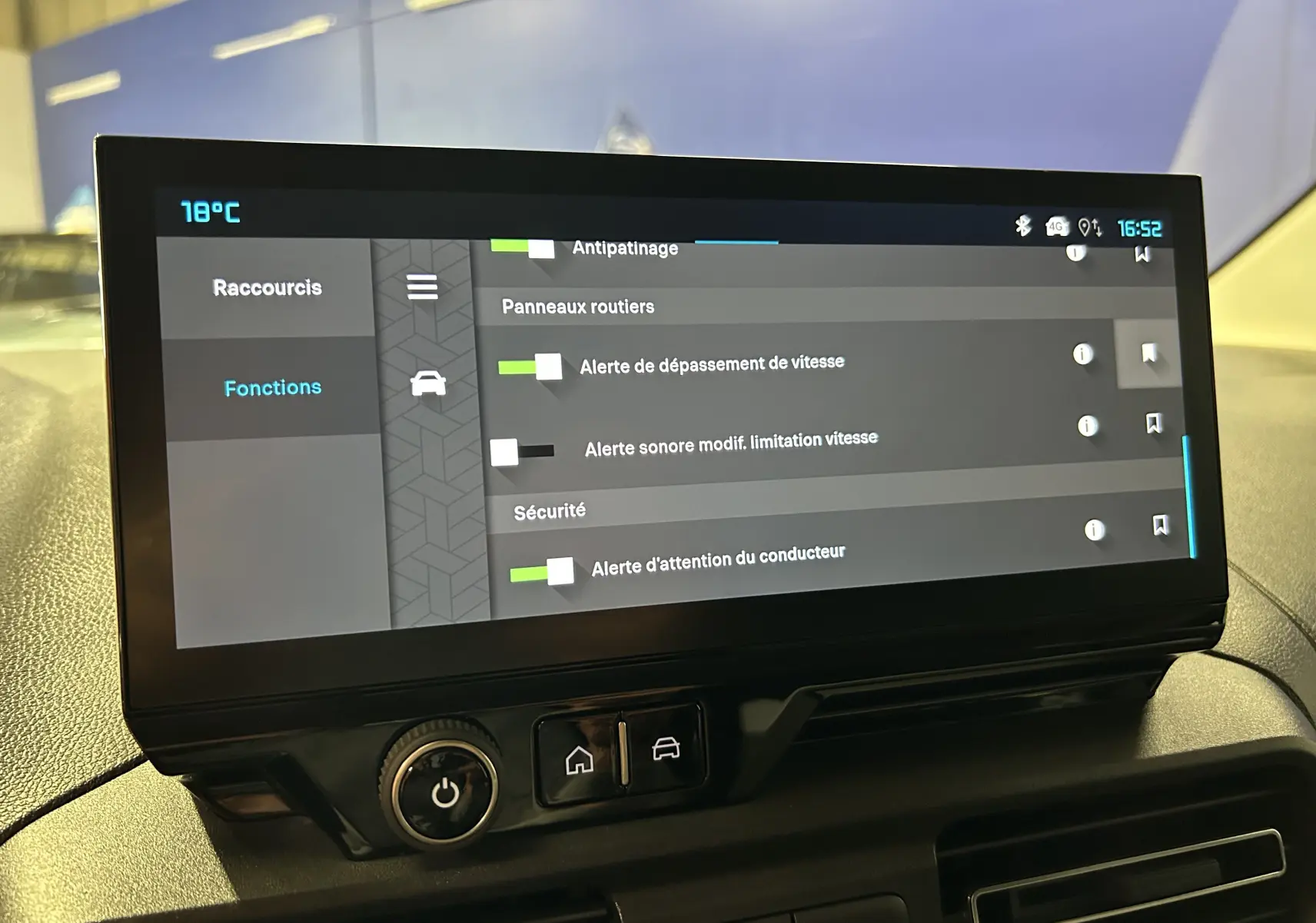 Écran tactile central du tableau de bord du Citroën Berlingo Multispace gris acier, affichant les options de sécurité et d’aide à la conduite.