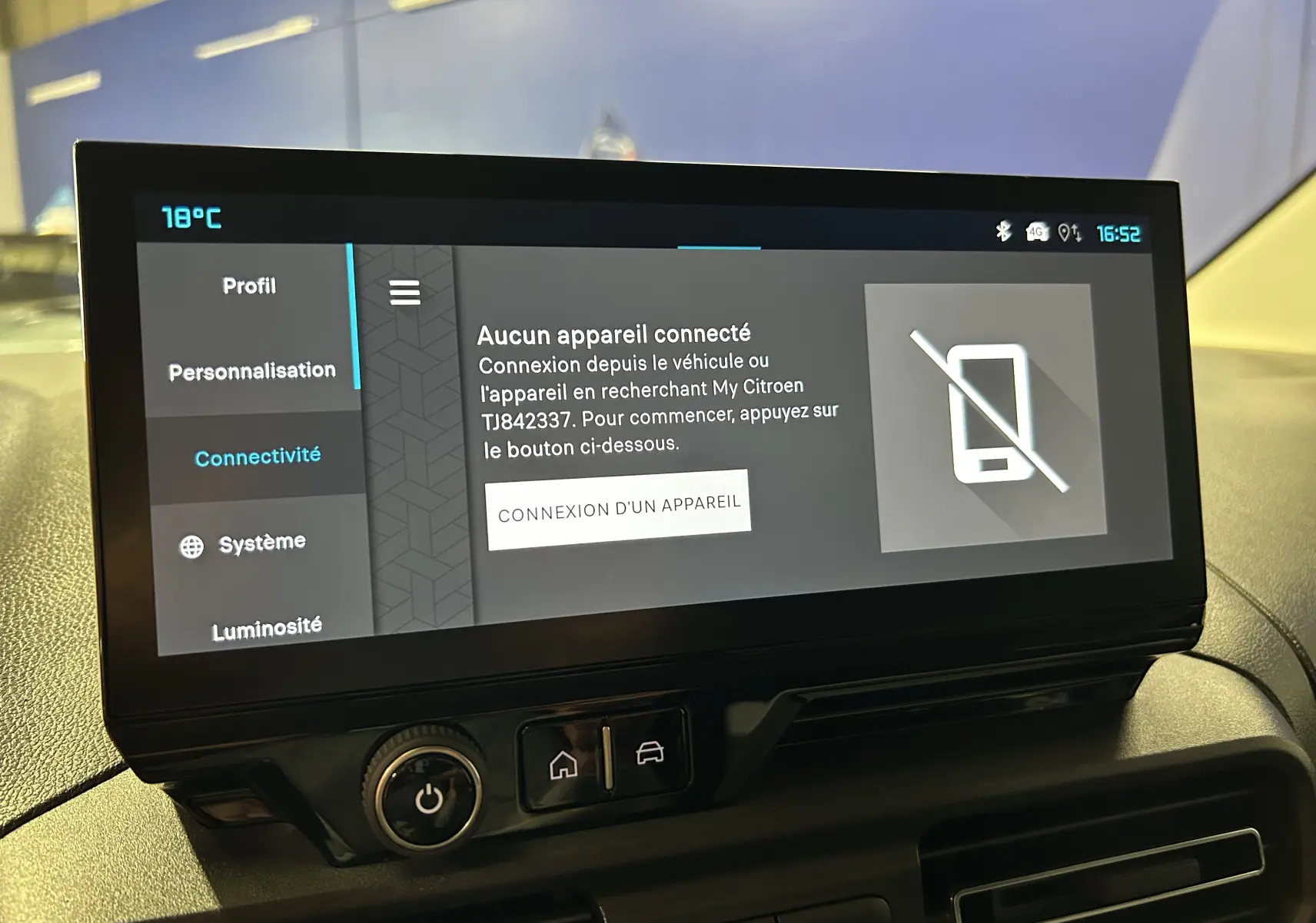 Écran tactile central du tableau de bord du Citroën Berlingo Multispace gris acier, affichant le menu connectivité.