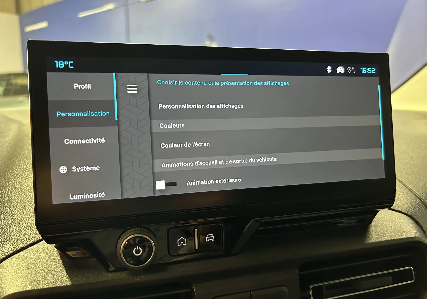 Écran tactile central du tableau de bord du Citroën Berlingo Multispace 2026 affichant le menu de personnalisation des couleurs.