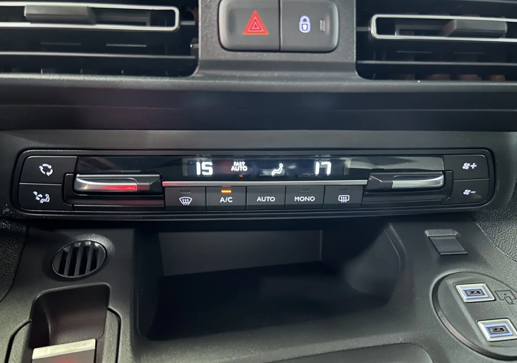 Vue rapprochée de la commande de climatisation automatique du Citroën Berlingo Multispace gris acier, affichant 15° et 17°.