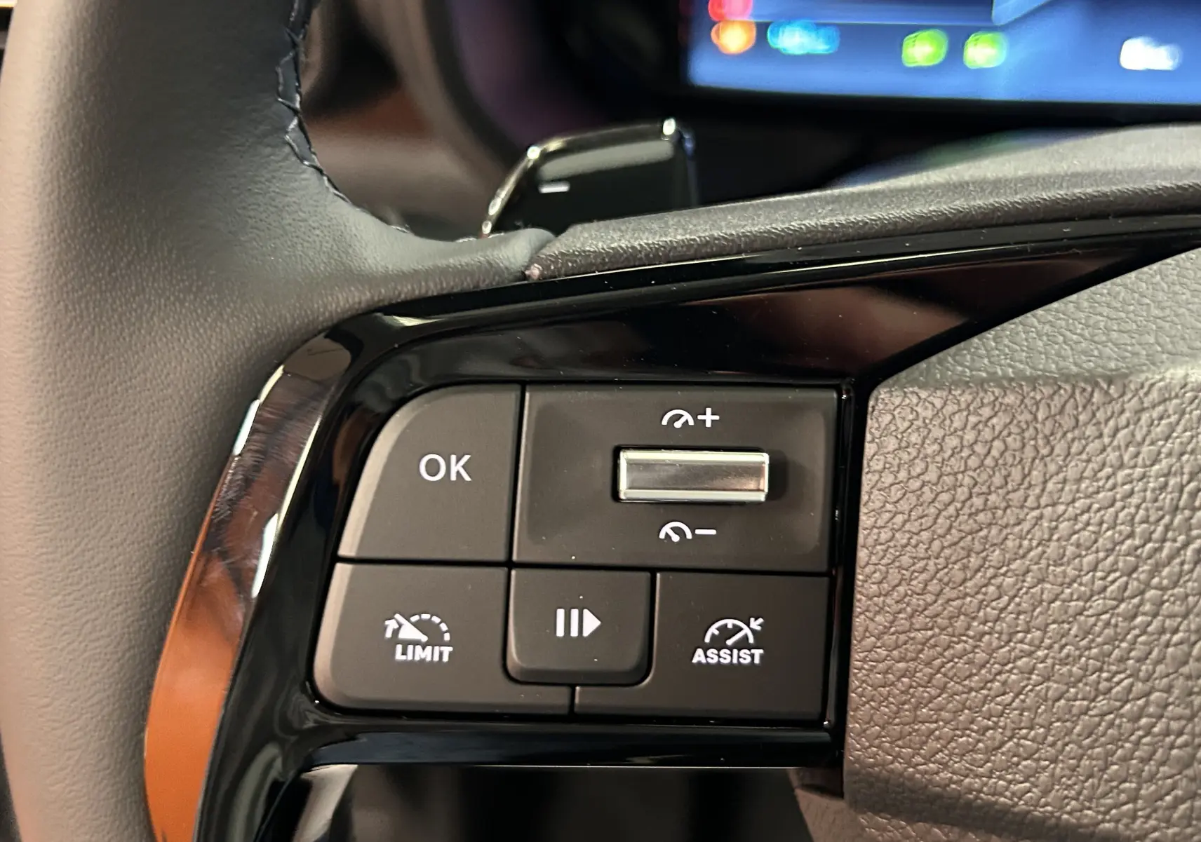 Gros plan sur les commandes de régulateur de vitesse au volant cuir du Citroën Berlingo Multispace gris acier 2026.