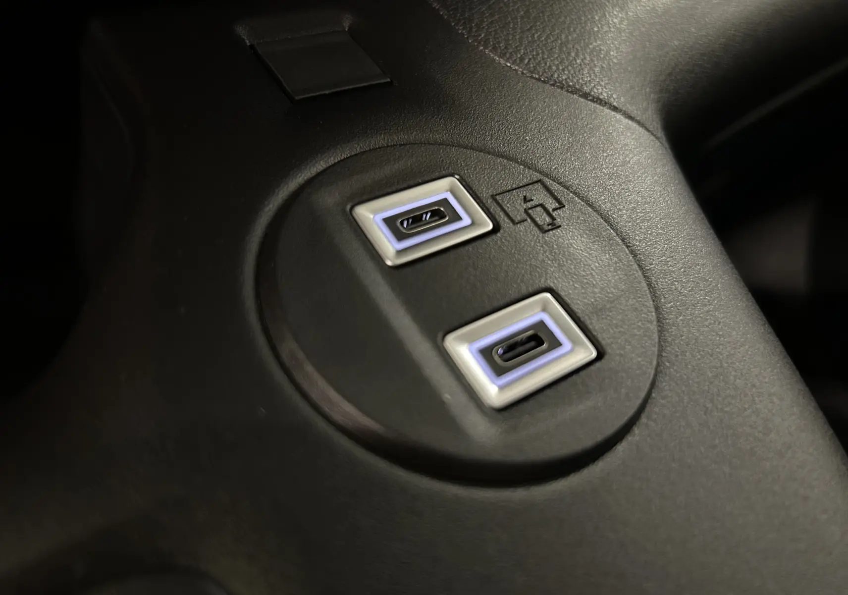 Gros plan sur deux ports USB-C éclairés dans l'habitacle noir du Citroën Berlingo Multispace 2026.