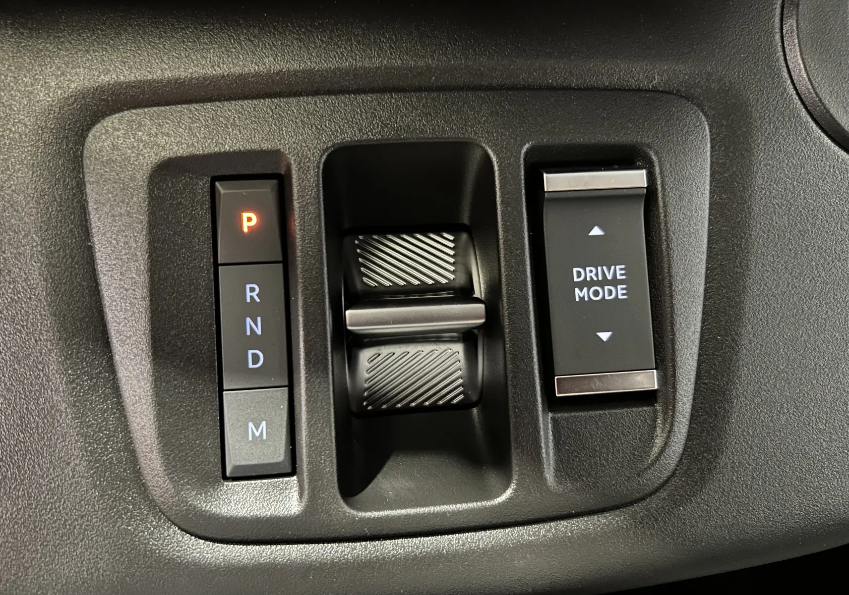 Gros plan sur la commande de boîte automatique et le sélecteur Drive Mode du Citroën Berlingo Multispace gris acier.