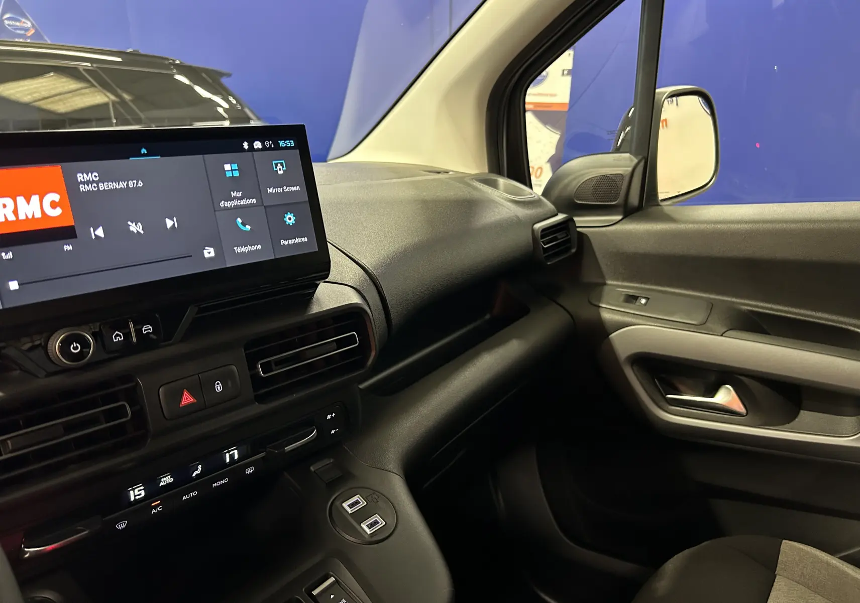 Vue intérieure côté passager du tableau de bord et de la porte du Citroën Berlingo Multispace 2026, finition noire.