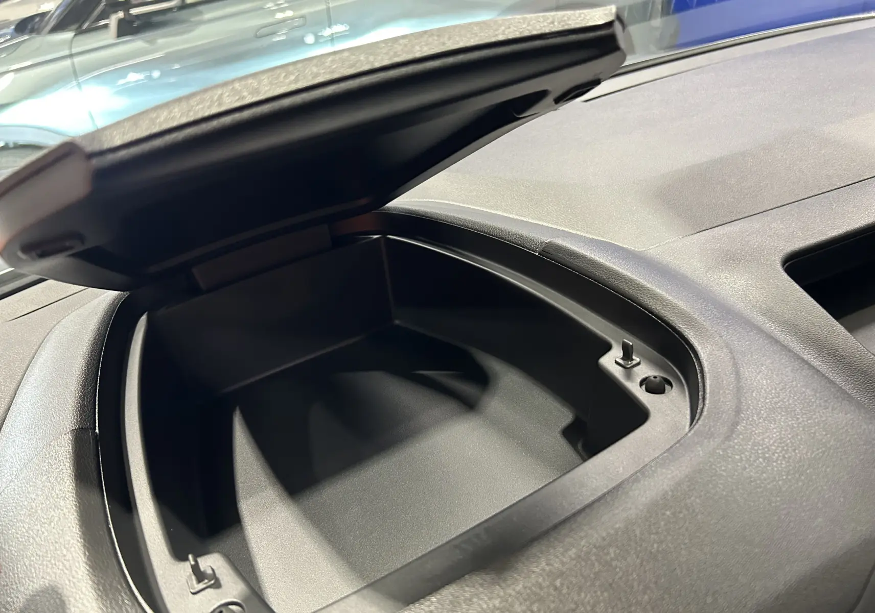 Gros plan sur le rangement ouvert du tableau de bord intérieur du Citroën Berlingo Multispace gris acier.