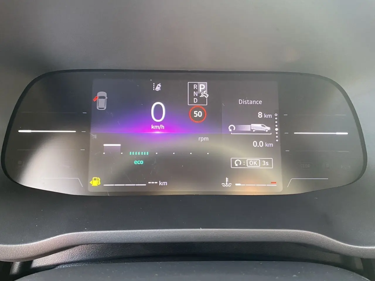 Tableau de bord digital 7 pouces du Renault Trafic Combi noir 2025 affichant vitesse zéro et indicateurs eco et distance