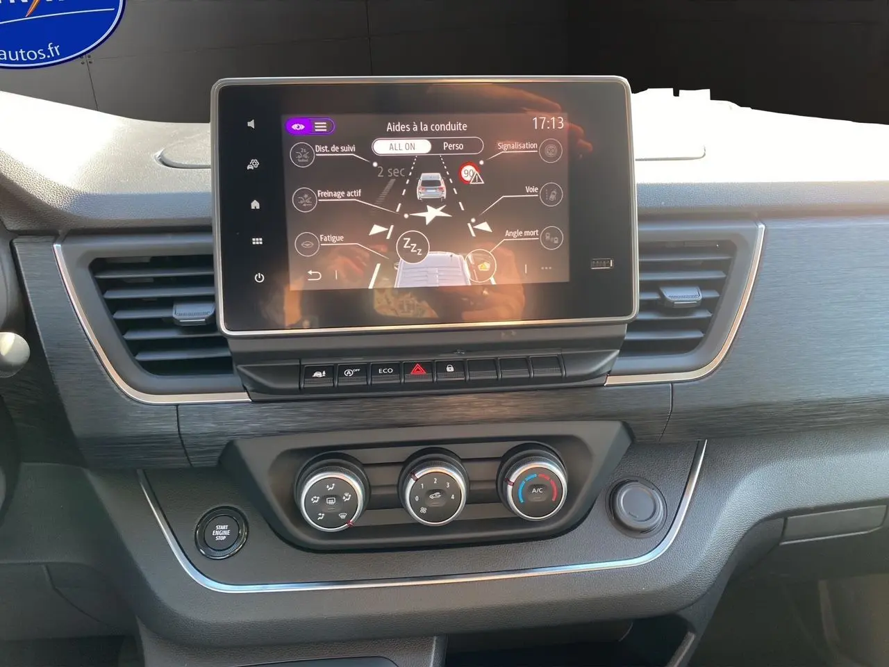Tableau de bord du Renault Trafic Combi 2025 avec écran tactile 8 pouces affichant les aides à la conduite.