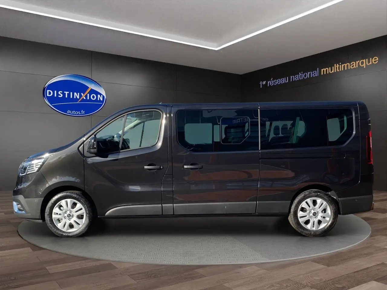 Profil côté gauche du Renault Trafic Combi noir 2025 avec vitres teintées et jantes alliage 17 pouces.