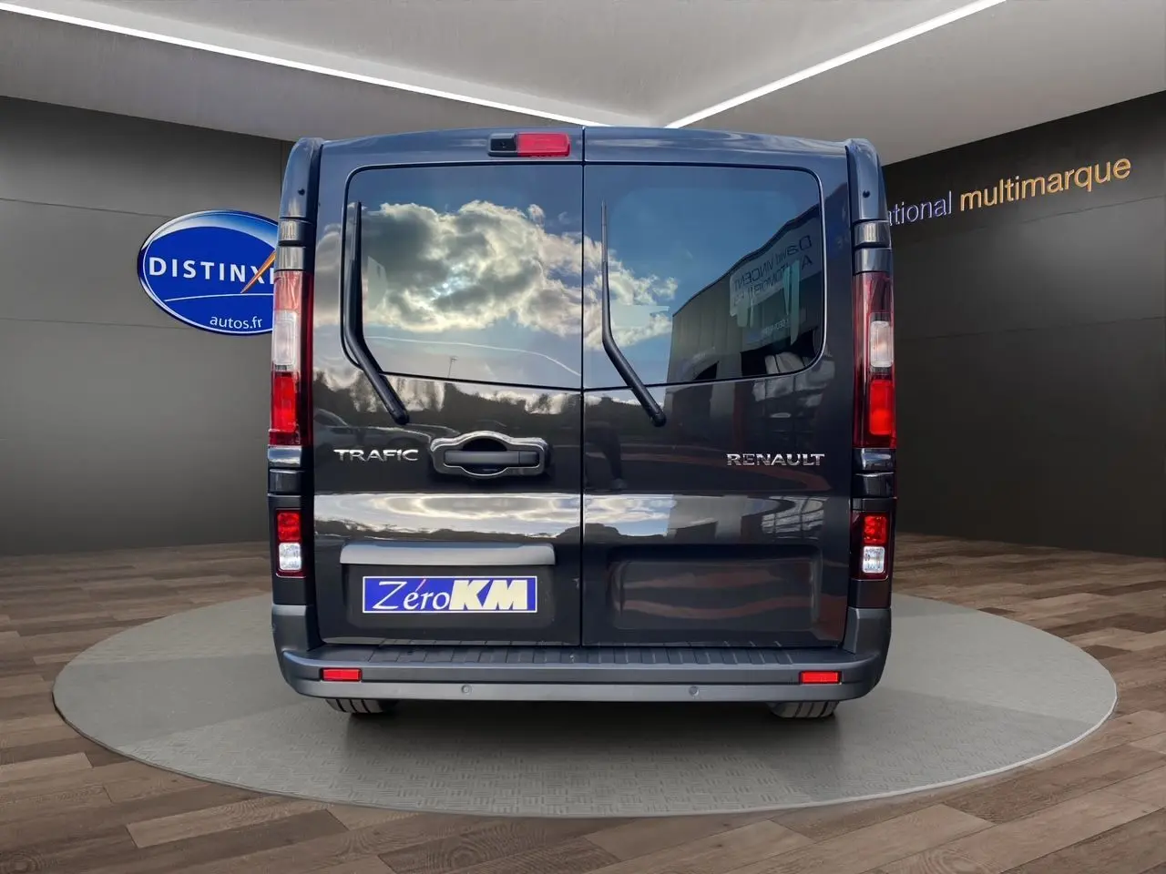 Vue arrière du Renault Trafic Combi noir 2025 avec portes battantes vitrées et essuie-glaces intégrés.