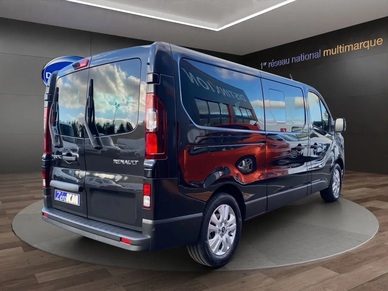 Renault Trafic Combi noir vu en 3/4 arrière droit, porte latérale coulissante et vitres teintées visibles.