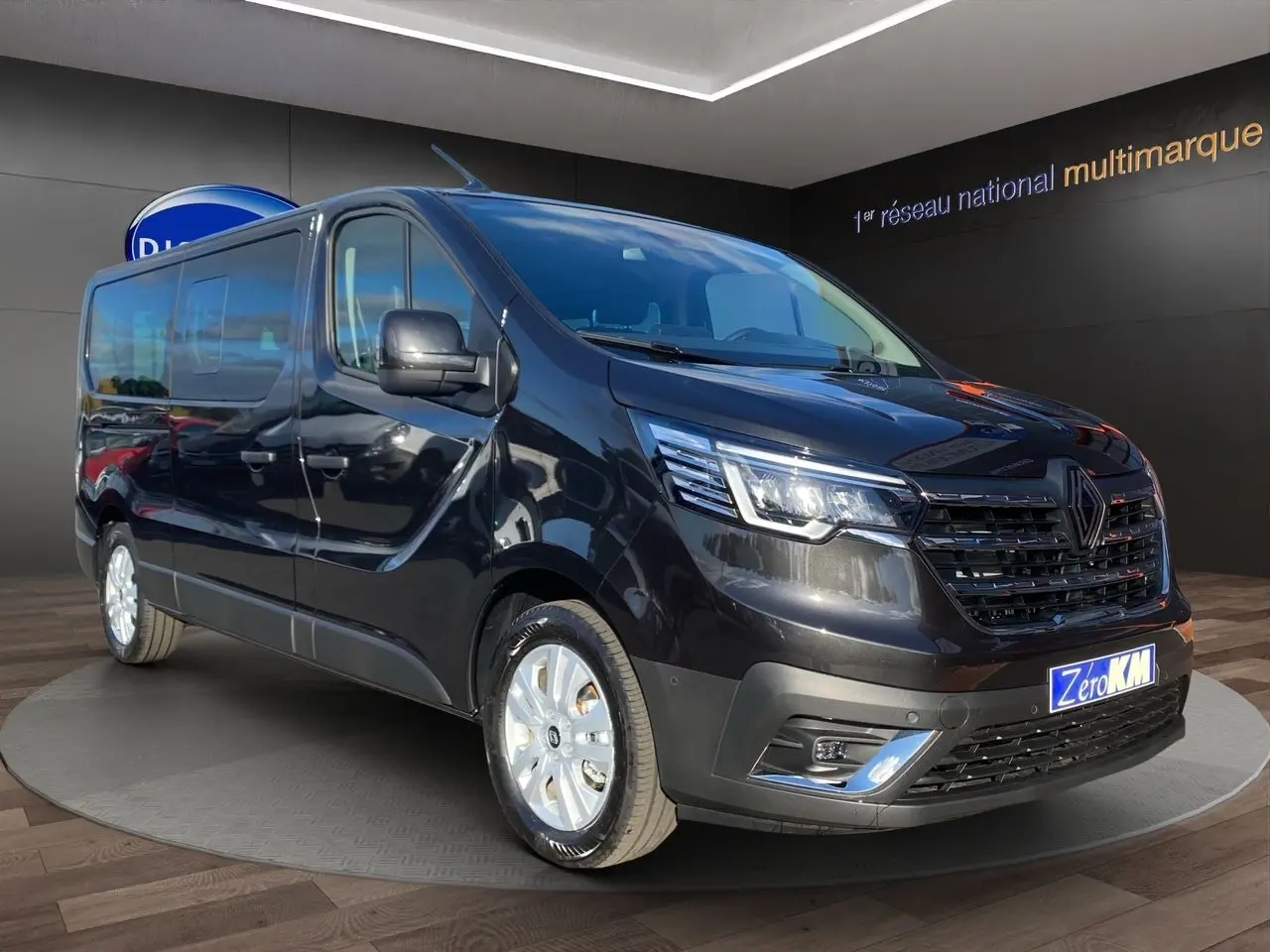 Renault Trafic Combi noir en 3/4 avant droit, avec projecteurs LED et jantes alliage 17 pouces visibles.