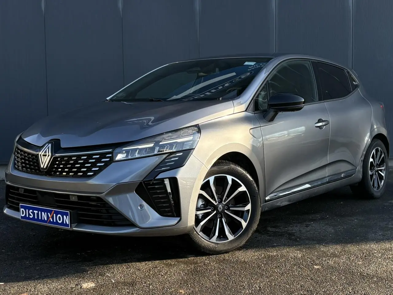 Renault Clio V E-Tech Full Hybrid gris schiste vue 3/4 avant droit avec jantes alliage diamantées.