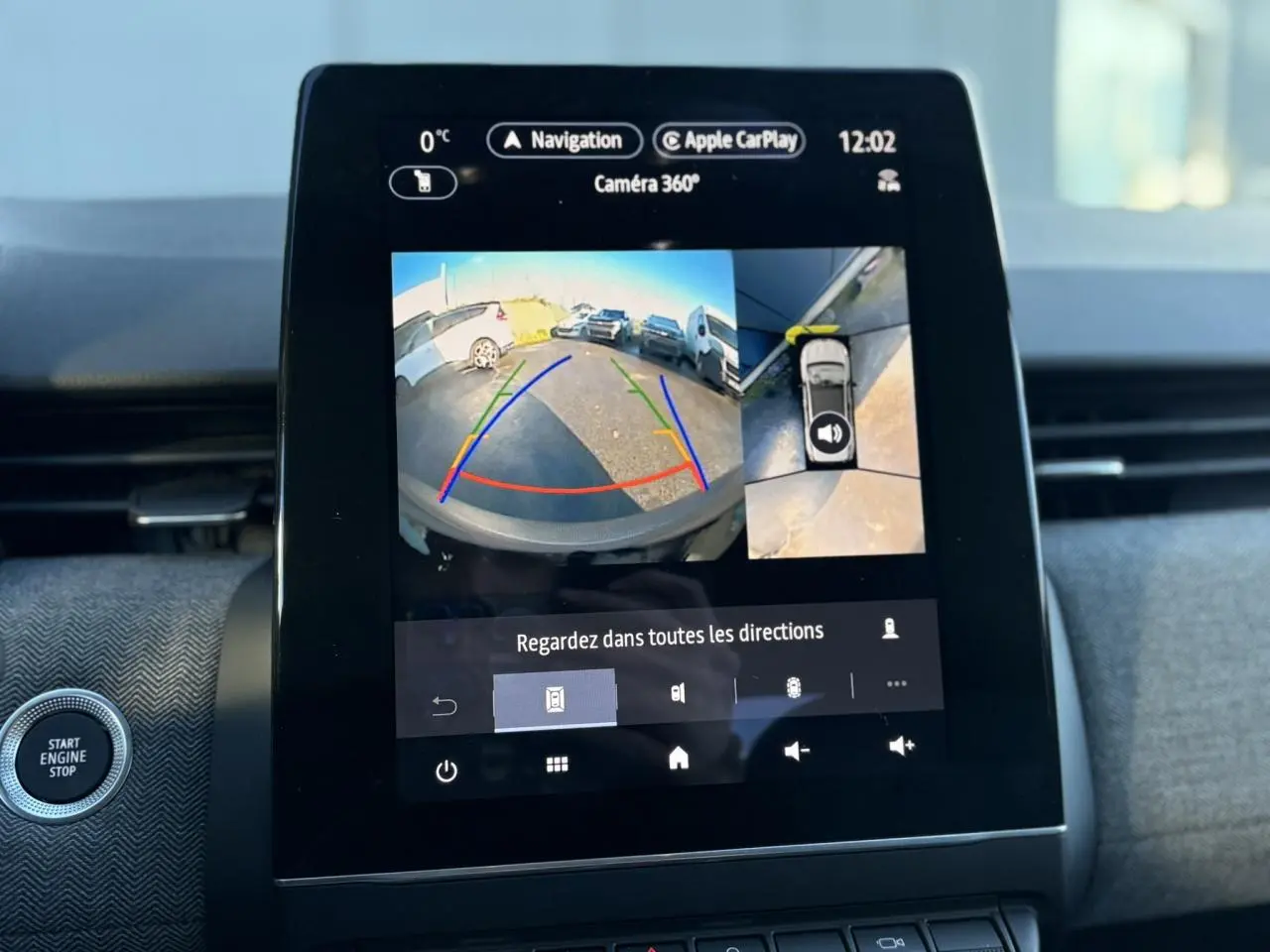 Écran tactile central de la Renault Clio gris schiste 2025 affichant la caméra 360° en mode recul.