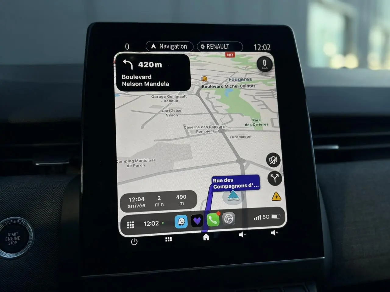 Écran tactile central du système multimédia Renault Clio V E-Tech 2025 affichant la navigation GPS en intérieur noir.
