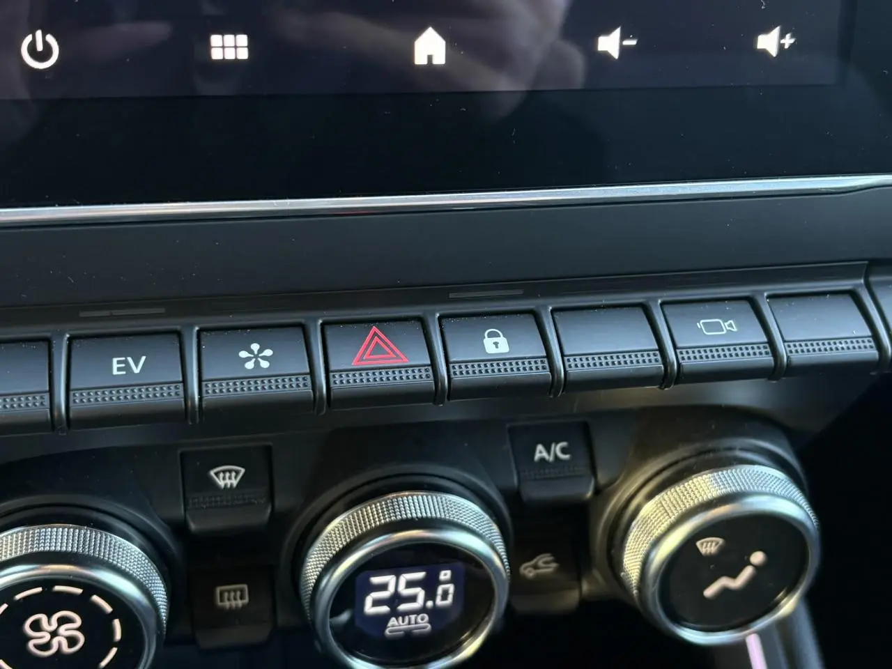 Gros plan sur les commandes de climatisation et boutons multifonctions du tableau de bord de la Renault Clio Gris Schiste 2025.