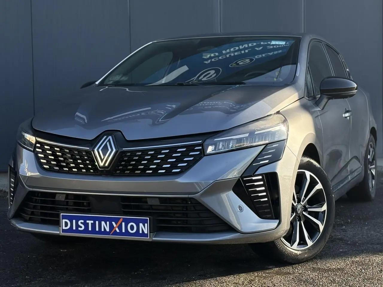 Renault Clio V E-Tech Full Hybrid 145 Techno gris schiste vue 3/4 avant avec jantes alliage diamantées 16 pouces.