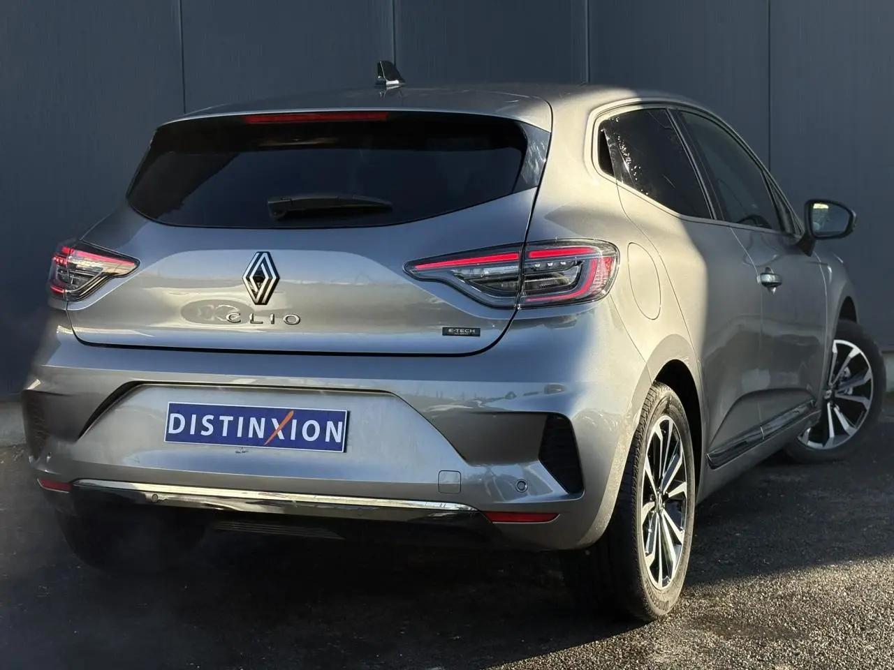 Vue 3/4 arrière droite d'une Renault Clio V E-Tech Full Hybrid 145 Techno gris schiste avec jantes alliage diamantées.