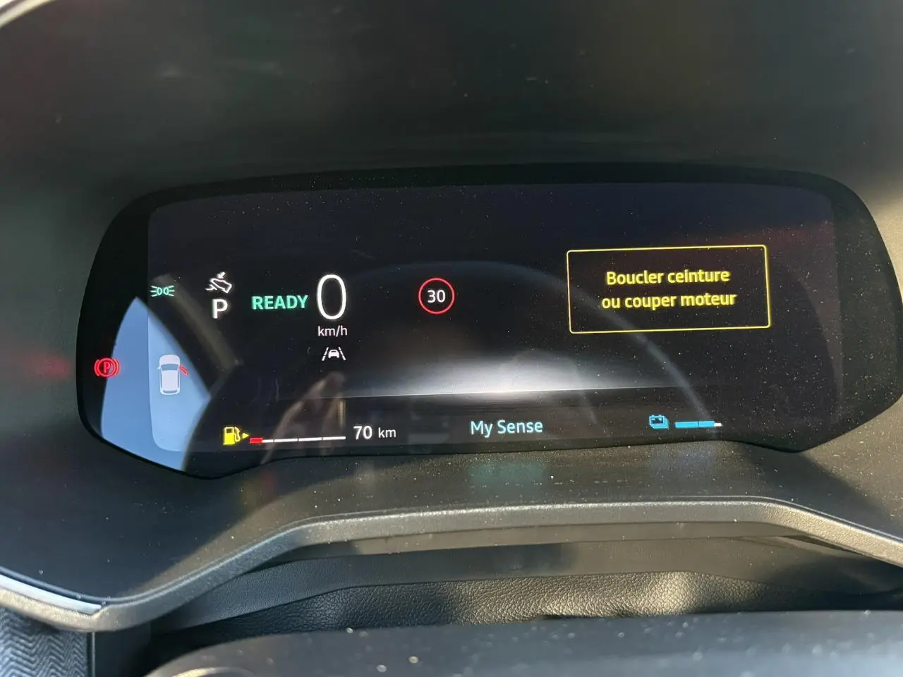 Combiné numérique 10 pouces de la Renault Clio V E-Tech gris schiste affichant la vitesse à 0 km/h et alertes sécurité.