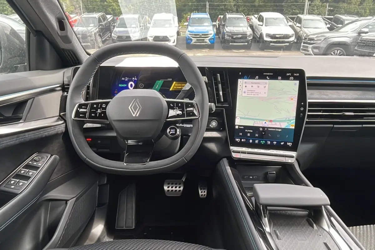Vue intérieure avant du Renault Austral New 200 Esprit Alpine avec volant cuir multifonctions et grand écran tactile vertical.