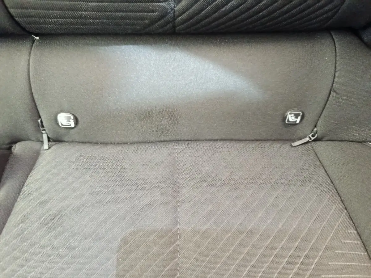Vue rapprochée de la banquette arrière noire de la Peugeot 308 avec fixations Isofix visibles.