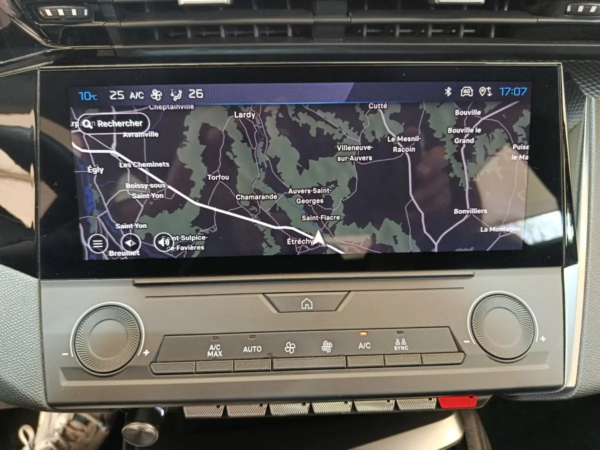 Écran tactile central affichant la navigation GPS dans l’habitacle d’une Peugeot 308 blanche de 2022.
