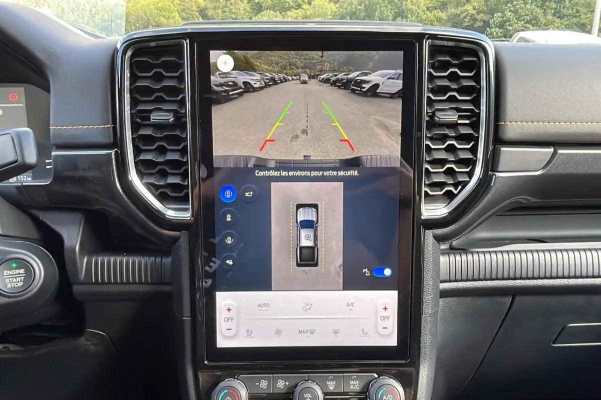 Vue intérieure centrée sur l’écran tactile du Ford Ranger Wildtrak 2025, affichant la caméra de recul et l’aide au stationnement.