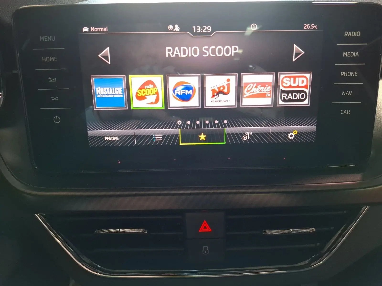Écran tactile central du Skoda Kamiq 2021 montrant l'interface radio avec plusieurs stations disponibles.