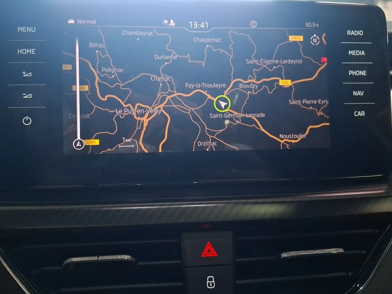Écran GPS du Skoda Kamiq 2021 affichant une carte routière avec options tactiles autour, vue intérieure frontale.