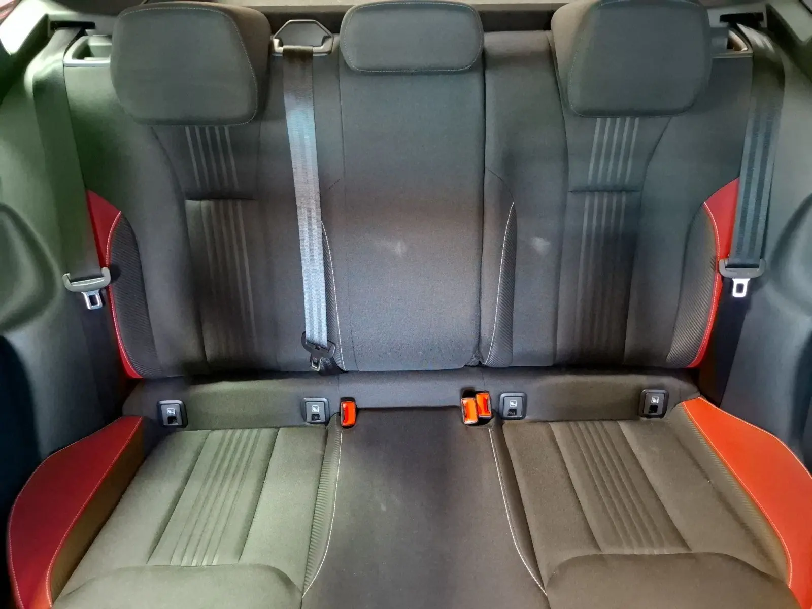 Vue arrière intérieure des sièges baquets noirs avec surpiqûres rouges du Skoda Kamiq Monte Carlo 2021.