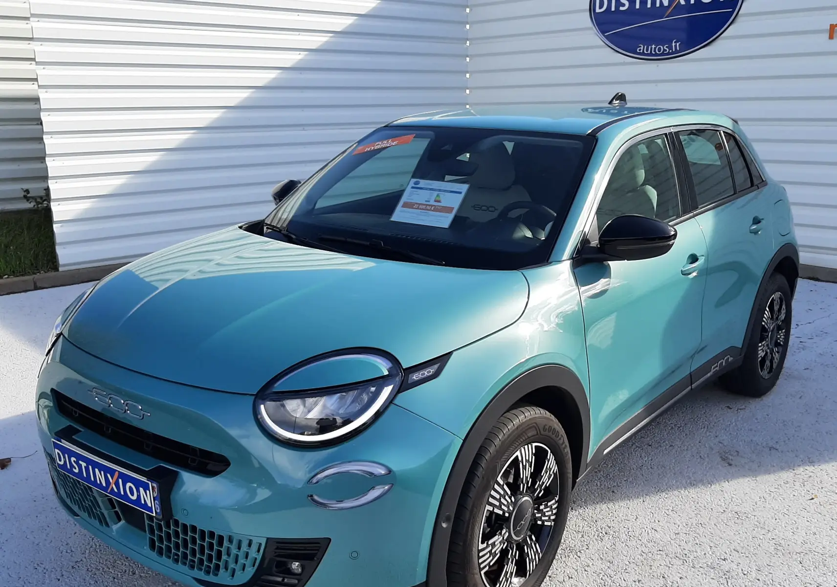 Vue 3/4 avant d'une FIAT 600 1.2 Hybrid 2025 en vert sky avec jantes noires et détails noirs contrastants.