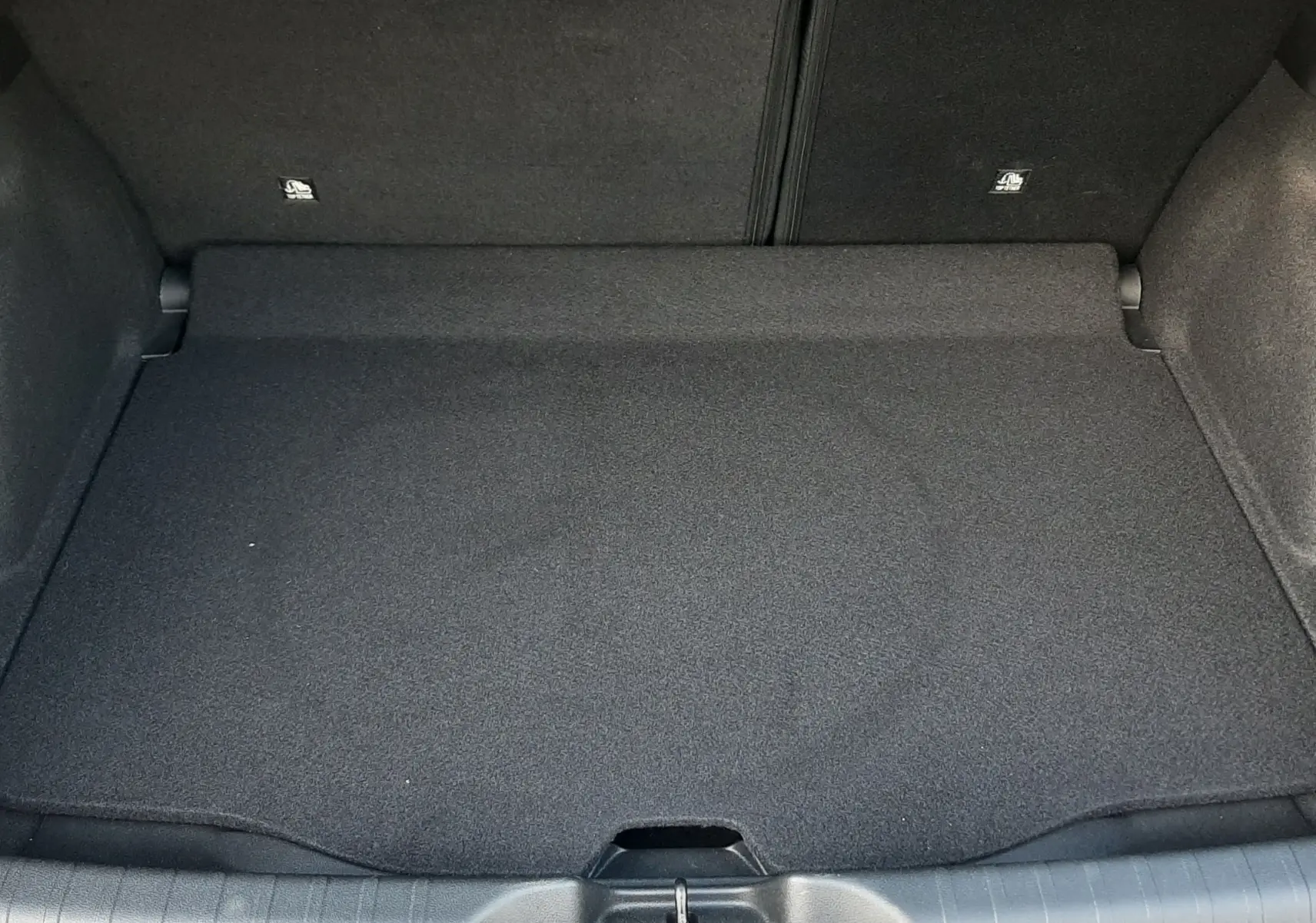 Coffre vide vu de dessus du FIAT 600 1.2 Hybrid 2025 en vert Sky, montrant la surface de chargement et les parois intérieures.